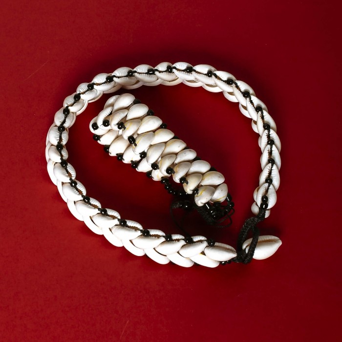 Cowrie bracelet & necklace set
